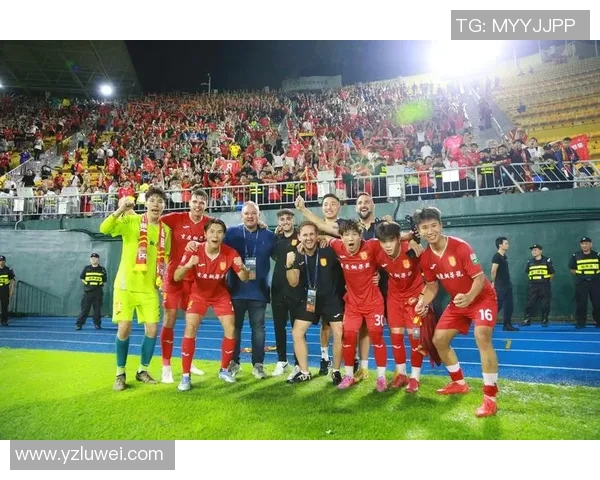 成都与广州足球队的较量分析与赛后总结探讨力量对比与战术应用 成都与广州足球队的较量分析与赛后总结探讨力量对比与战术应用